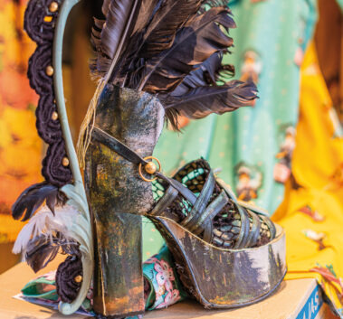 Phantasievoller Schuh mit Federn