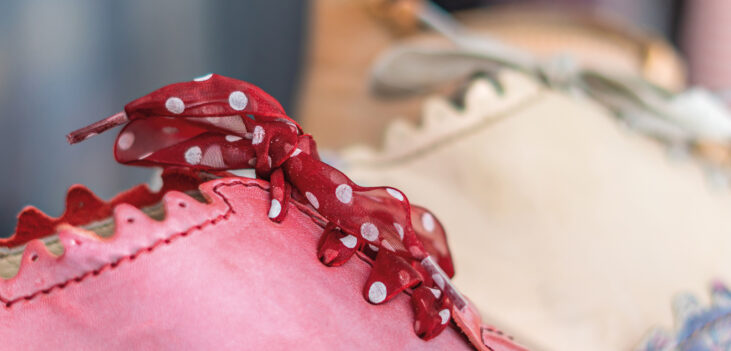 Schuh mit rote gepunkteter Schleife